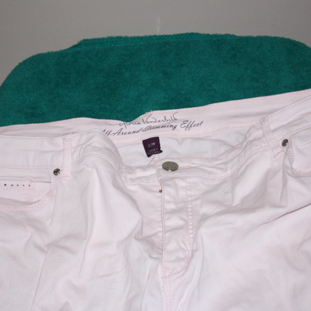Plus Size 22W Gloria Vanderbilt Pink capris with studs and embellishments EUC